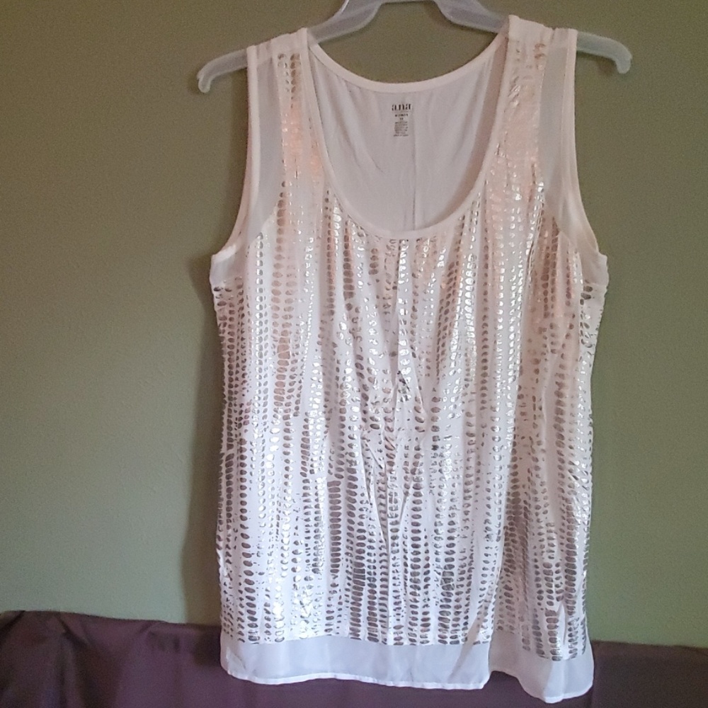 Beautiful NWOT flowy sleeveless blouse.